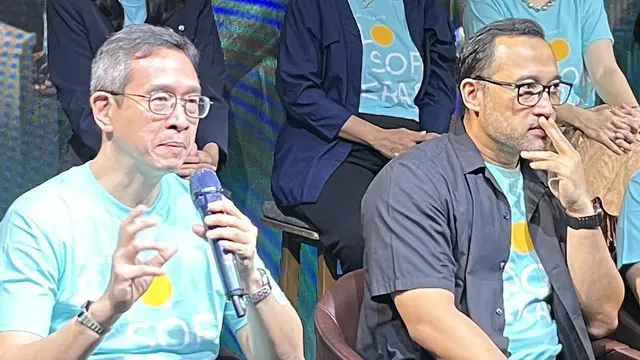 Henry Manampiring (memegang mic) mengangkat mic dalam konferensi pers official poster & soundtrack film Filosofi Teras di kawasan Jakarta pada, (27/10/2026). (Liputan6.com/Afradhiya N. R)