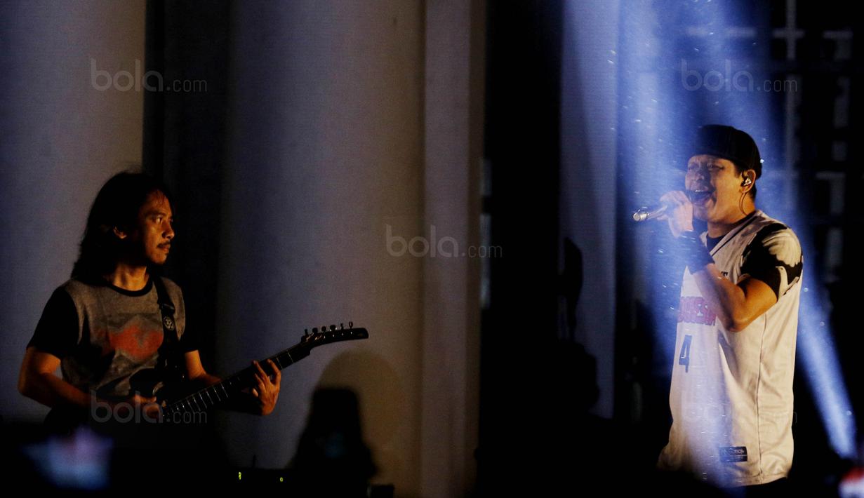 Band Gigi menghibur warga pada acara Asian Games Sport Festival di Taman Fatahilah, Jakarta, Sabtu (9/12/2017). Acara tersebut bertujuan untuk mempromosikan Asian Games 2018. (Bola.com/M Iqbal Ichsan)