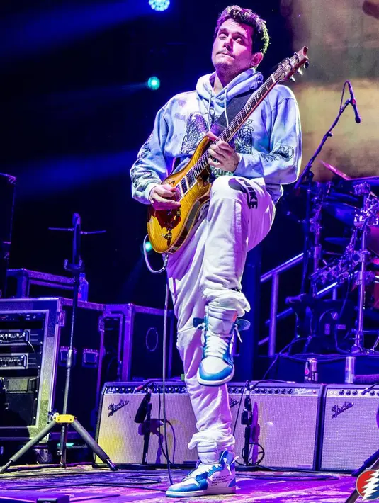 John Mayer memang kerap menampilkan gaya santai baik saat perform maupun saat sedang di luar jadwal manggung. Ia sempat mengatakan bahwa sangat menyukai brand-brand asal Jepang, sneakers, dan robe (sumber: Kapanlagi/Rita)
