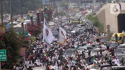 Ratusan massa berkonvoi mengawal Rizieq Shihab usai tiba di Bandara Soekarno-Hatta, Tangerang, Banten, Selasa (10/11/2020). Konvoi tersebut dilakukan untuk mengawal perjalan Rizieq Shihab menuju kediamannya di Petamburan, Jakarta. (Liputan6.com/Angga Yuniar)