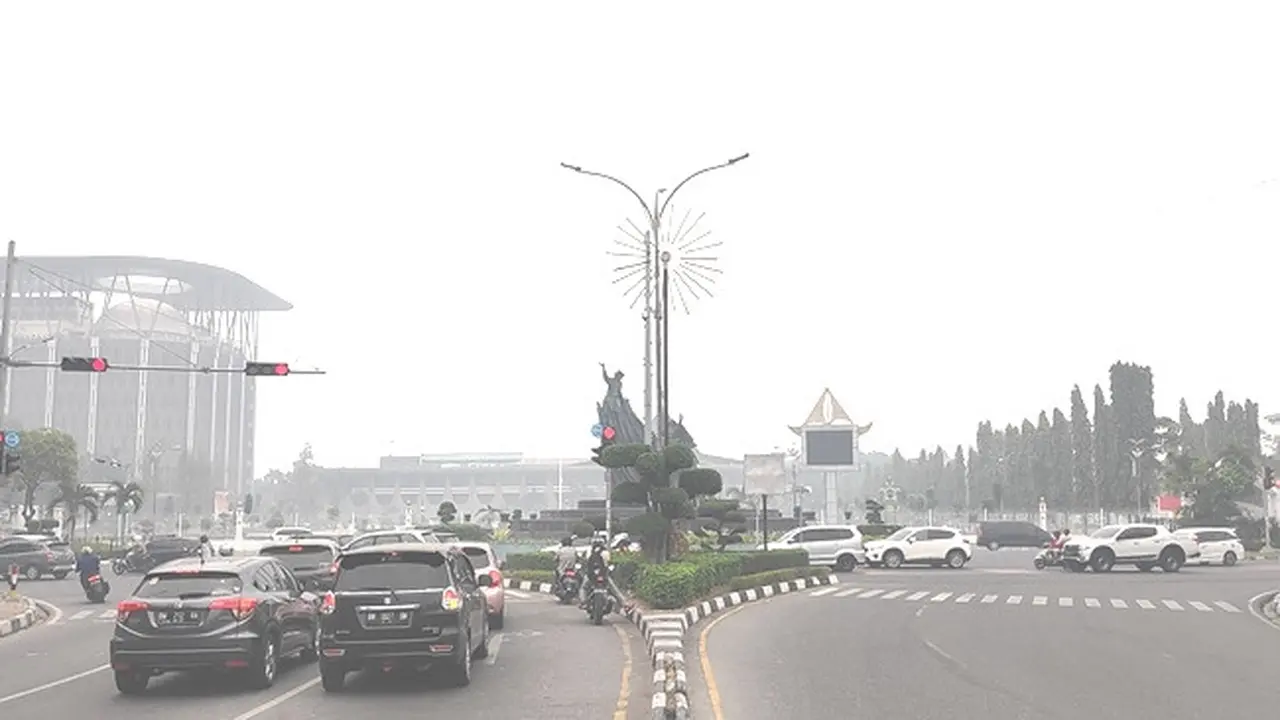 Jarak pandang di Pekanbaru terus memburuk karena diselimuti kabut asap berlevel berbahaya.