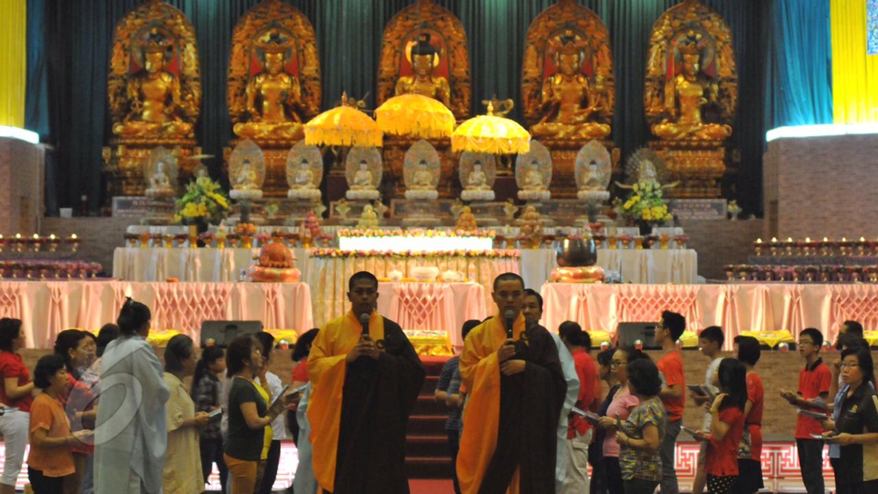 Jelang Waisak, Umat Buddha Gelar Ibadah di Vihara Mahavira Graha