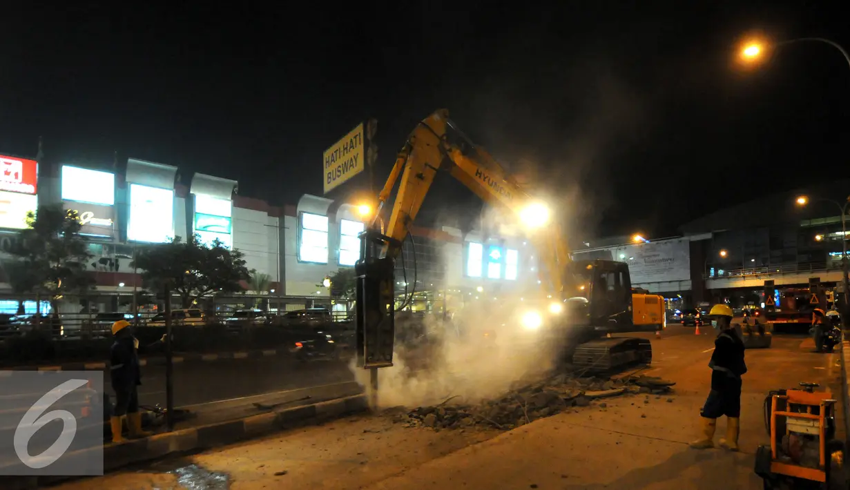 Sebuah alat berat dikerahkan untuk memperbaiki jalanan 'Underpass' di kawasan Pondok Indah, Jakarta, Selasa (28/11). Perbaikan dan perawatan jalan tersebut guna mengantisipasi musim hujan. (Liputan6.com/Helmi Afandi)
