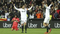 Para pemain Valencia merayakan kemenangan atas Real Madrid pada laga La Liga 2019 di Stadion Mestalla, Rabu (3/4). Valencia menang 2-1 atas Real Madrid. (AP/Alberto Saiz)