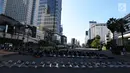 Polisi menaruh tameng untuk berjaga-jaga di Jalan MH Thamrin, Jakarta Pusat, Jumat (24/5/2019). Jalan MH Thamrin yang menjadi salah satu titik kericuhan dalam Aksi 22 Mei 2019 masih ditutup. (merdeka.com/Imam Buhori)