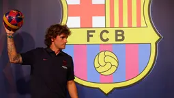 Antoine Griezmann berpose saat pemotretan di Barcelona, Spanyol, Sabtu (13/7/2019). Pemain asal Prancis itu dikontrak Barcelona sampai lima tahun ke depan. (AP Photo/Emilio Morenatti)