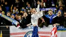 Suporter Chelsea bersorak sorai setelah tim kesayangannya berhasil menaklukkan Dynamo Kiev pada leg kedua babak 16 besar Liga Europa di Stadion NSK Olimpiyskiy, Kiev, Ukraina, Jumat (15/3). Chelsea menang 5-0. (REUTERS/Valentyn Ogirenko)