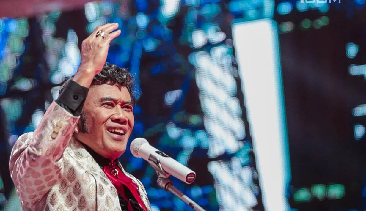 Gaya pedangdut Rhoma Irama saat tampil dalam acara Indonesian Dangdut Awards 2018 di Studio 5 Indosiar, Jakarta, Jumat (12/10). Rhoma Irama membawakan lagu Euphoria dan Musik. (Liputan6.com/Faizal Fanani)