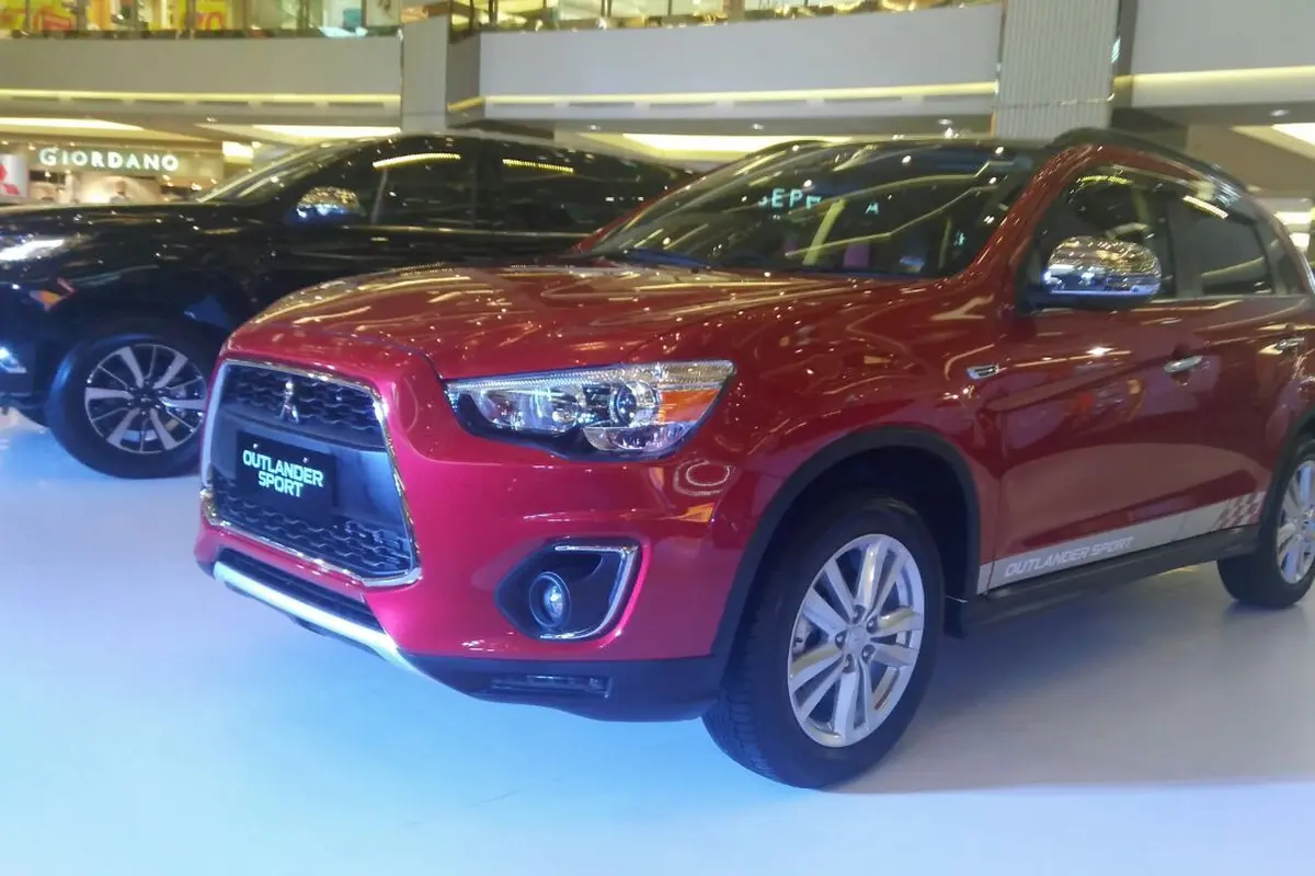 PT Mitsubishi Motors Krama Yudha Sales Indonesia menghadirkan varian tertinggi Outlander, yaitu Outlander Sport Action. (Arief)