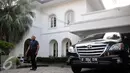 Seorang satpam yang menjaga rumah Gubernur Sulawesi Tenggara Nur Alam di Jalan Mikasa D2, Kuningan, Jakarta, Selasa (23/8). KPK menggeledah rumah tersebut terkait kasus dugaan tindak pidana korupsi penerbitan izin pertambangan. (Liputan6.com/Helmi Afandi)