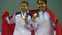 Ganda putri Indonesia Nitya Krishinda dan Gresya Polii memegang medali mereka usai penghargaan medali final perorangan Ganda Putri Asian Games ke-17 di Gyeyang Gymnasium, Incheon, Korsel, Sabtu (27/9). (ANTARA FOTO/SAPTONO)