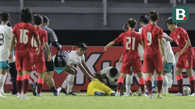 Foto: Momen Tegang dan Mencekam saat Kiper Timnas Indonesia U-20 Cahya Supriadi Alami Cedera dan Ditandu Menuju Ambulans