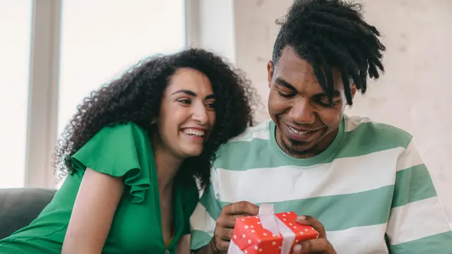 Memberi hadiah berlebihan di awal hubungan perlu diwaspadai.