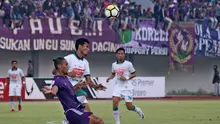 Striker PSS, Qiscil Gandrum Miny (putih), berebut bola dengan Ledy Utomo. (Bola.com/Ronald Seger Prabowo)