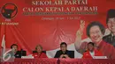 Sekjen PDIP, Hasto Kristianto (kedua kanan) mengikuti acara penutupan sekolah khusus calon kepala daerah, Jawa Barat, Jumat (3/7/2015). Sekolah partai berlangsung sejak 28 Juni hingga 3 Juli 2015 dihadiri 114 orang calon. (Liputan6.com/Herman Zakharia)