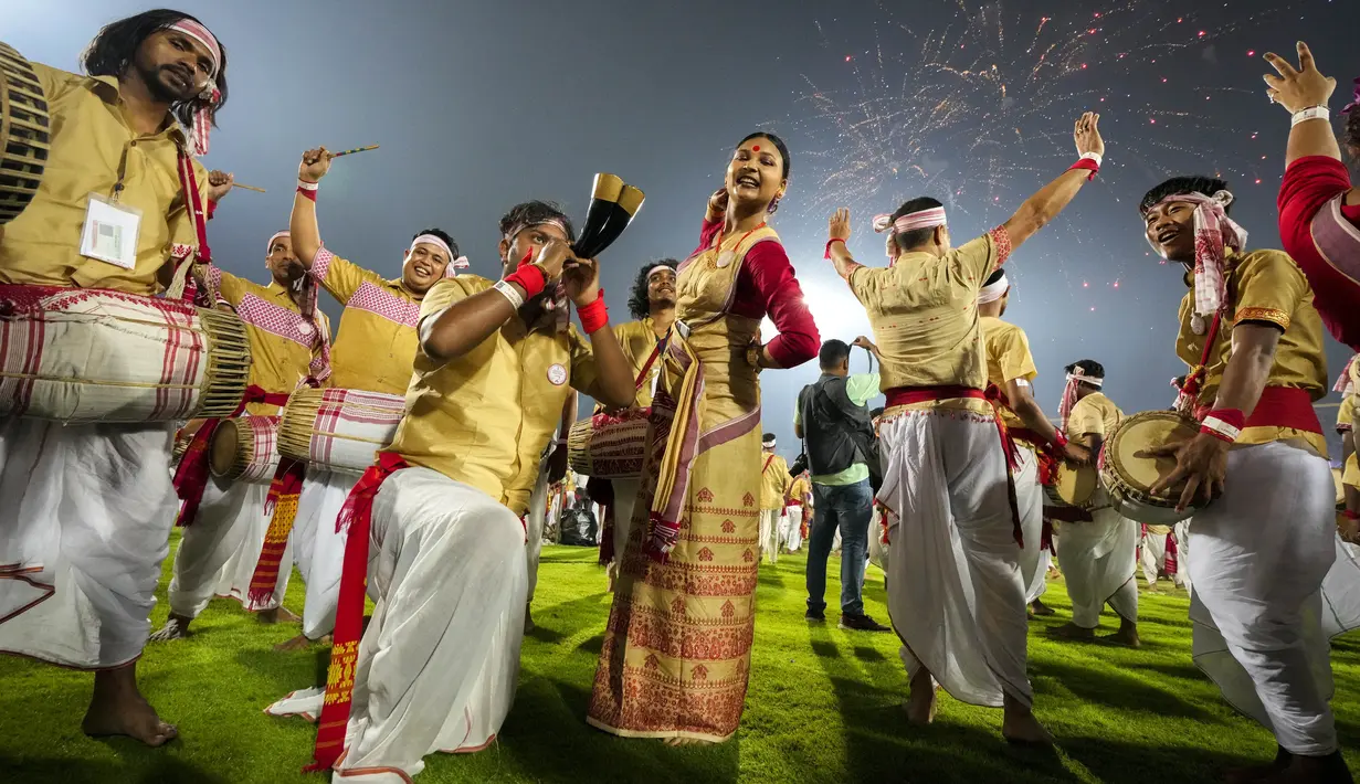 <p>Penari Assam dalam pakaian tradisional tampil saat mereka mencoba Guinness World Record dalam kategori pertunjukan tarian rakyat terbesar di Guwahati, India, Kamis (13/4/2023). (AP Photo/Anupam Nath)</p>