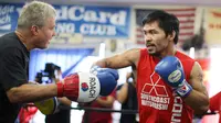 Manny Pacquiao berlatih bersama pelatihnya, Freddie Roach di Los Angeles jelang pertarungan melawan Jessie Vargas, AS (26/10). Pertandingan yang akan datang merupakan penampilan perdana Pacquiao  usai memutuskan pensiun. (Reuters/ Lucy Nicholson)