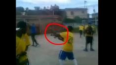 Kejadian unik terjadi di Brazil kala pertandingan persahabatan di Favela, Rio de Janeiro. Ketika timnya berhasil mencetak gol mereka menembakkan senjata dengan AK-47 ke arah rumah penduduk di Vila Aliança di barat kota.