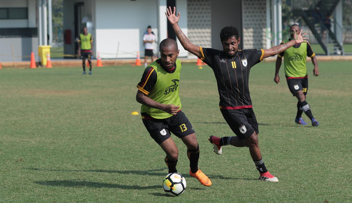 Pemain Persipura Jayapura, Ian Louis Kabes (kiri) dan Emanuel Wanggai saat berlatih di Lapangan ABC Senayan, Jakarta, (9/5/2018). Persipura akan bertandang kemarkas Persib Bandung 12 mei 2018. (Bola.com/Nick Hanoatubun)