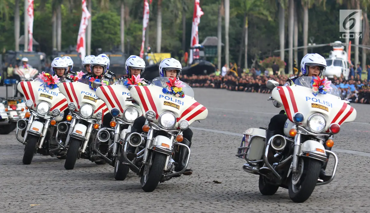 Sejumlah polisi wanita (Polwan) melakukan parade motor besar pada peringatan HUT Bhayangkara ke-71 di Lapangan Silang Monas, Jakarta, Senin (10/7). Acara ini menampilkan berbagai atraksi dari masing-masing kesatuan Polri. (Liputan6.com/Angga Yuniar)