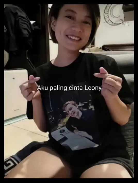 Tidak hanya Charles yang memperlihatkan kaos sang kekasih, Leony juga menunjukkan kaos yang juga dengan gambar Charles Seaman. [Instagram/charles.n.g.s]