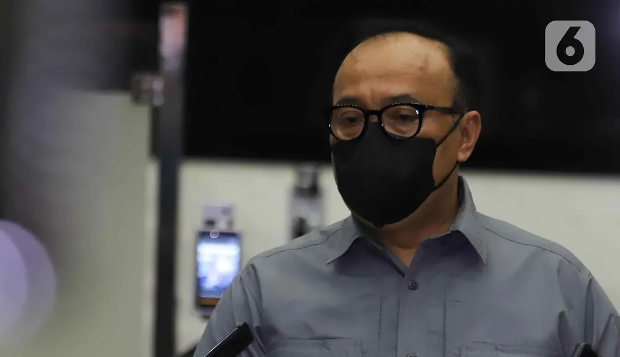 Kadiv Humas Polri Irjen Dedi Prasetyo memberikan keterangan terkait kabar penangkapan dan penahanan terhadap Irjen Ferdy Sambo di Mabes Polri, Jakarta Selatan, Sabtu (6/8/2022). Dedi Prasetyo membenarkan bahwa Irjen Ferdy Sambo dibawa ke Mako Brimob, Kelapa Dua, Depok, Sabtu malam lantaran diduga melanggar prosedur dalam penanganan kasus kematian Brigadir Nofriansyah Yosua Hutabarat alias Brigadir J. (Liputan6.com/Herman Zakharia)
