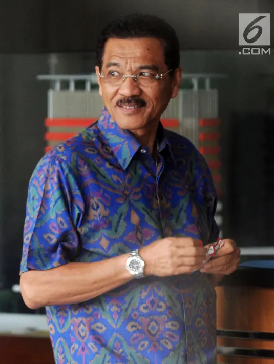 Mantan Mendagri, Gamawan Fauzi melakukan registrasi untuk pemeriksaan di Gedung KPK, Jakarta, Kamis (3/5). Gamawan diperiksa terkait kasus dugaan korupsi pembangunan Gedung lPDN di Kabupaten Agam, Sumatera Barat, tahun 2011. (Merdeka.com/Dwi Narwoko)