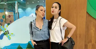 Dua artis cantik Sandra Dewi dan Yuanita Christiani membagikan momen bersama. Tidak hanya berdua, tapi juga bersama anak dan suaminya. Keduanya menjalani pertemanan sejak masih sama-sama sendiri alias belum menikah. [Instagram/yuanitachrist]