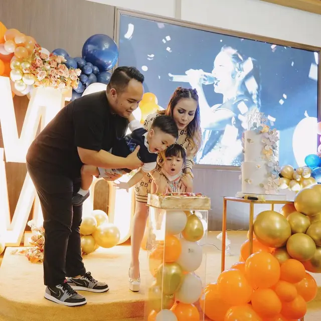 8 Gaya Momo Geisha Rayakan Ulang Tahun yang Simple Tapi Mewah, Outfit Mahalnya Jadi Sorotan