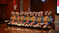 Tim misi budaya Al-Izhar Pondok Labu pentaskan empat tarian tradisional Indonesia di Llagollen International Musical Eisteddfod di Inggris. (Kementerian Pariwisata/pool/Liputan6.com)