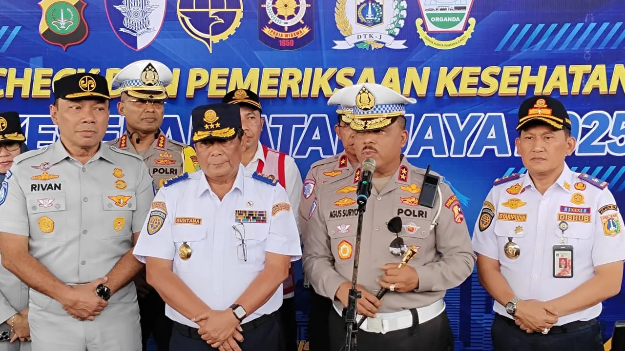 Kakorlantas Polri, Brigjen Agus Suryonugroho, melakukan inspeksi mendadak (sidak) di Terminal Pulogebang, Jakarta Timur, pada Senin (17/2/2025).