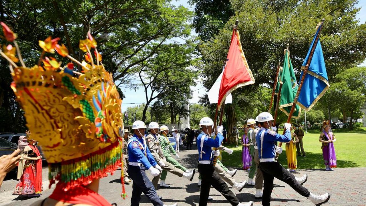 Bendera Pataka Provinsi Jawa Timur tiba di Pendopo Saba Swagata Blambangan Banyuwangi  setelah sebelumnya dibawa dari Kabupaten Situbondo. (Istimewa)