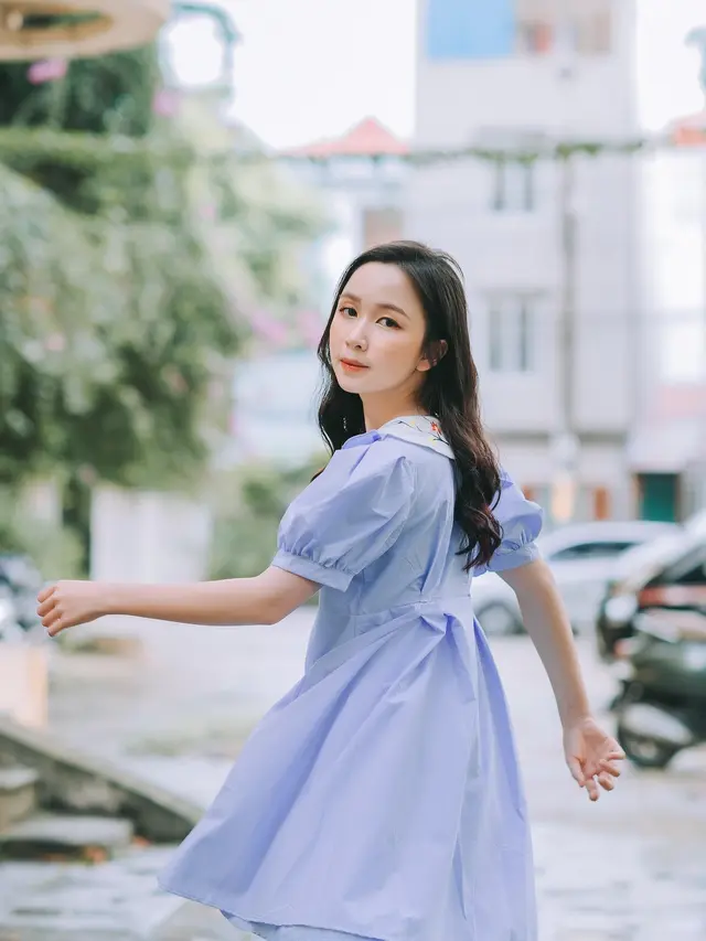 wanita dengan gaun frozen blueberry