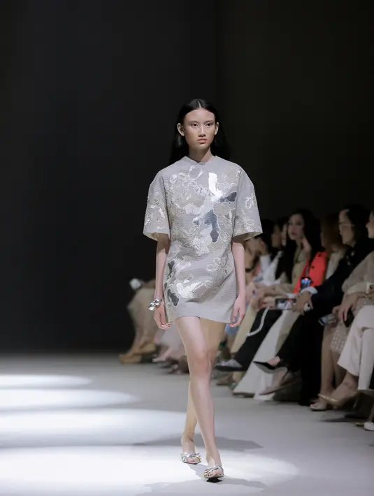 Rona koleksi SAPTO DJOJOKARTIKO musim ini berotasi pada warna bumi, seperti oyster atau cangkang kerang dan truffle atau warna jamur, simetri dengan ragam warna turunan biru yang lebih dalam. [Foto: Document/FIMELA]