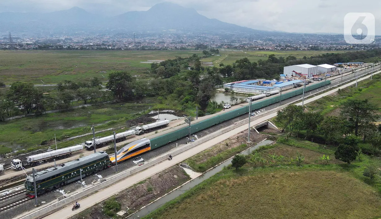 Foto udara suasana rangkaian kereta cepat di Stasiun Tegalluar, Kabupaten Bandung, Jawa Barat, Kamis (13/10/2022). Progres pembangunan proyek Kereta Cepat Jakarta-Bandung telah mencapai 88,8 persen dan direncanakan beroperasi pada Juli 2023. (Liputan6.com/Herman Zakharia)