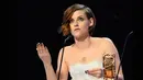 Kristen Stewart memberikan sambutan usai meraih gelar sebagai Aktris pendukung terbaik pada film, `Sils Maria` (Clouds of Sils Maria) dalam ajang Cesar Awards ke-40 di Paris, Perancis, (20/2/2015). (AFP PHOTO/BERTRAND GUAY)