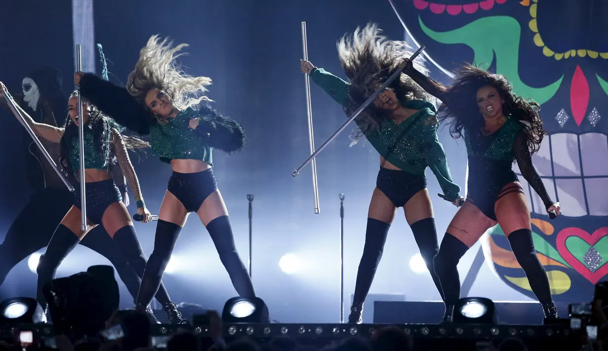 Aksi grup vokal, Little Mix di atas panggung BRIT Awards yang digelar di O2 arena, London, Rabu (24/2/2016). Selain Little Mix, sederet musisi terkenal juga memeriahkan ajang penghargaan bergengsi tersebut. (REUTERS/Stefan Wermuth)