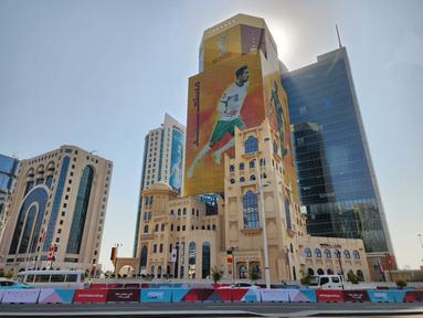 Gambar pesepak bola Timnas Arab Saudi, Salem Al-Dawsari memenuhi salah satu gedung yang terletak di kota Doha, Qatar pada Jumat (19/11/2022). (Dok. SCM)