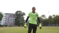 Kiper PBR, Aditya Harlan saat tampil menghadapi Villa 2000 dalam laga persahabatan jelang Piala Jenderal Sudirman di Lapangan ISCI, Jakarta, Kamis (5/10/2015). PBR berhasil menang 2-0. (Bola.com/Vitalis Yogi Trisna)