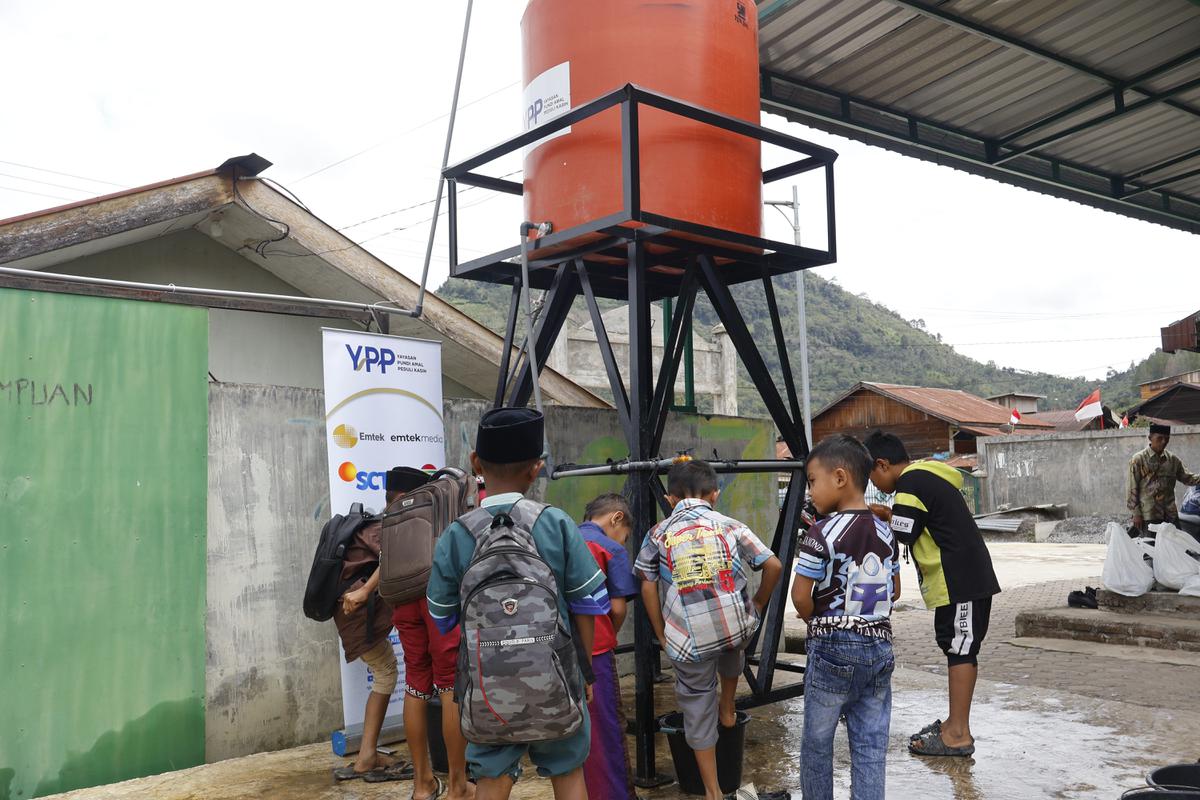 YPP Emtek Media menghadirkan air siap pakai untuk masyarakat yang terdampak bencana.