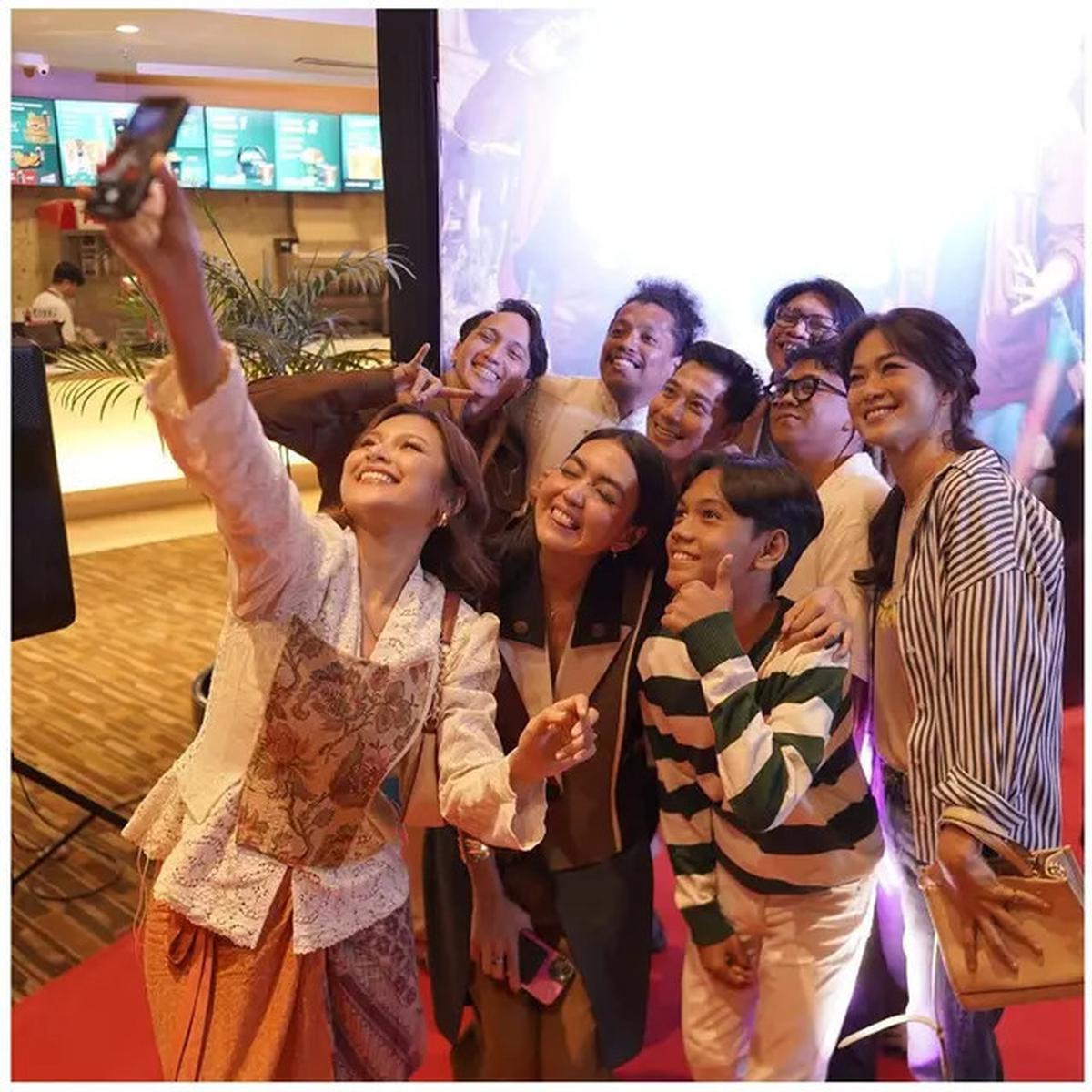 6 Potret Kebaya Brokat Indah Permatasari di Premiere 'Gak Nyangka', Detailnya Unik