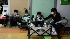 Anak-anak menerima infus di rumah sakit anak-anak di Beijing pada 23 November 2023. Organisasi Kesehatan Dunia (WHO) telah meminta lebih banyak data kepada China mengenai penyakit pernapasan yang menyebar di bagian utara negara tersebut. (Jade Gao / AFP)