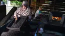 Aktivitas para pekerja saat memproses biji kopi melalui metode tradisional di sebuah pabrik di Banda Aceh, Aceh, Rabu (3/3). (CHAIDEER MAHYUDDIN/AFP)