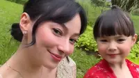 Sejak punya anak, Asmirandah punya cara berbeda dalam memaknai Hari Kartini. Menurutnya, menjadi ibu adalah tugas dan perjuangan seumur hidup. (Foto: Dok. Koleksi Pribadi Asmirandah)
