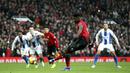 Gelandang Manchester United, Paul Pogba, mencetak gol melalui tendangan penalti pada laga Premier League di Stadion Old Trafford, Sabtu (19/1). Manchester United menang 2-1 atas Brighton and Hove Albion. (AP/Martin Rickett)
