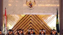 Ketua Mahkamah Agung, Hatta Ali (tengah) saat memimpin sidang paripurna pemilihan Ketua MA periode 2017-2022 di Jakarta, Selasa (14/2). Hatta Ali kembali memimpin MA setelah dipilih 38 dari 47 Hakim Agung. (Liputan6.com/Helmi Fithriansyah)