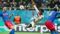 Dua gol kemenangan MU dalam lawatan ke Rumania seluruhnya tercipta di babak kedua, masing-masing lewat aksi Diogo Dalot dan Kobbie Mainoo. (AFP/Andrei Pungovschi)