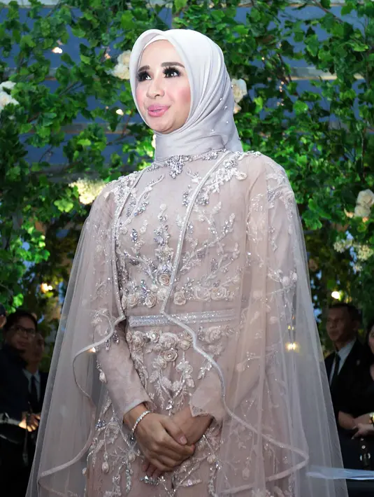 "Momongan ya mohon doanya. Seperti yang aku bilang, aku pengen acara ini selesai dulu. Jadi aku udah gak ada utang sama temen-temen media. Jangan dikejar-kejar lagi ya jangan ditungguin di rumah lagi ya, haha," tandasnya. (Deki Prayoga/Bintang.com)