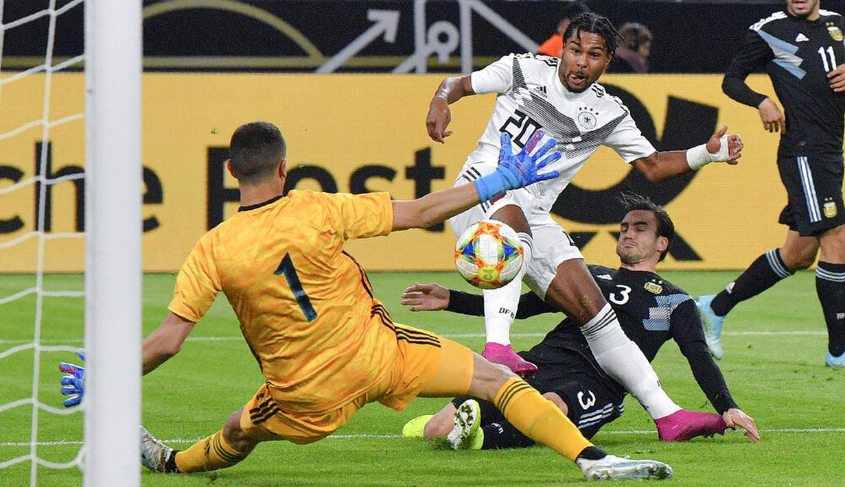 Pemain Jerman, Serge Gnabry, mencetak gol ke gawang Argentina pada laga persahabatan di Stadion Signal Iduna Park, Rabu (9/10). Kedua tim bermain imbang 2-2. (AP/Martin Meissner)