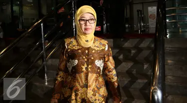Bupati Indramayu, Anna Sophanah usai menjalani pemeriksaan di Gedung KPK, Jakarta, Selasa (20/9). Anna memilih bungkam pada wartawan usai diperiksa KPK. (Liputan6.com/Helmi Afandi)